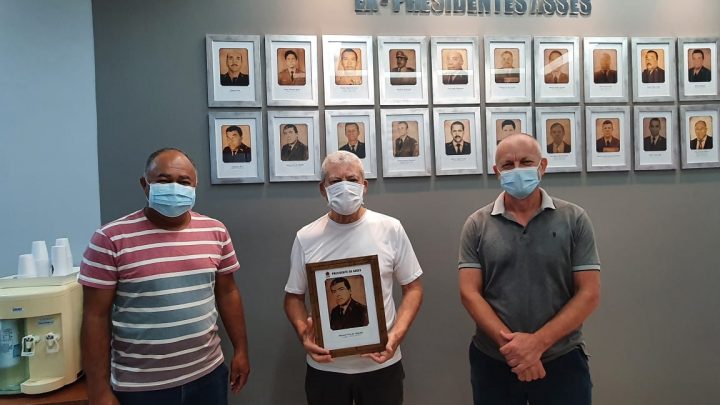 Ex-presidente da ASSES visita a sede da entidade e recebe homenagem