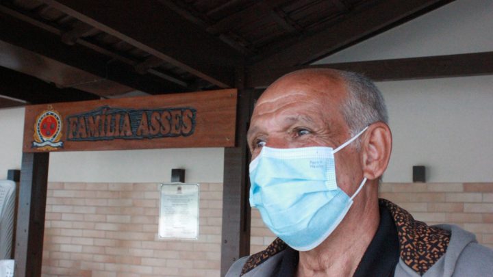 Ganhador da TV Smart 50” visita a ASSES e recebe prêmio