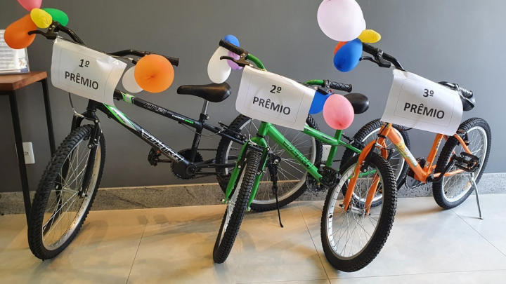 Associados recebem as bicicletas sorteadas