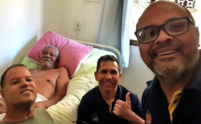 Diretoria da ASSES visita Muqui e auxilia militar reformado para renovação da carteira de identidade